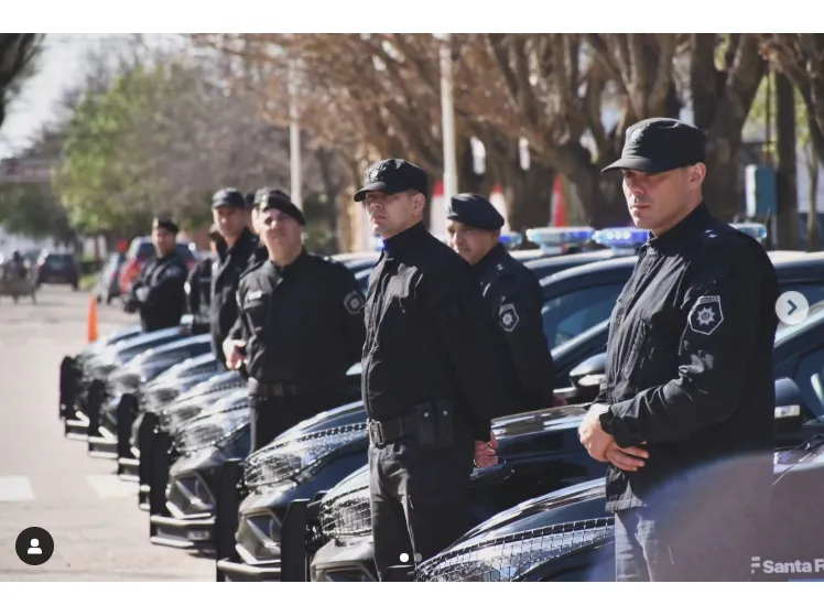 Gobierno de Santa Fe _ Nuevos móviles para patrullaje policial en el Depto. #SanLorenzo En San Jerónimo Sud, se entregaron 9 automóviles y 12 motos por el… _ Instagram - Google Chrome 20_9_2024 22_58_02
