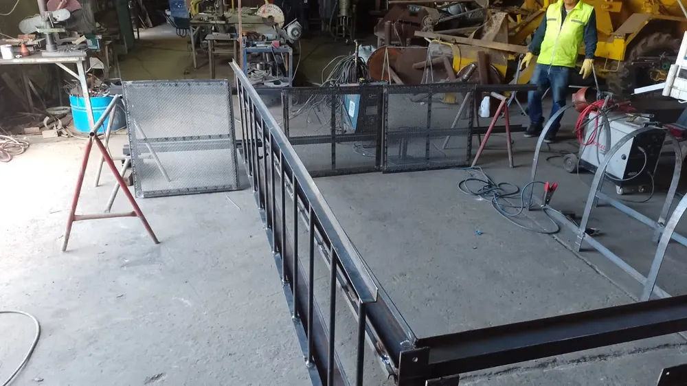 CONSTRUCCION ANDAMIOS Y HERRAMENTAL EN SEDE DE LA EMPRESA - 3-5-24 (2)