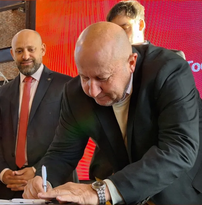 Gustavo Capella firma convenio