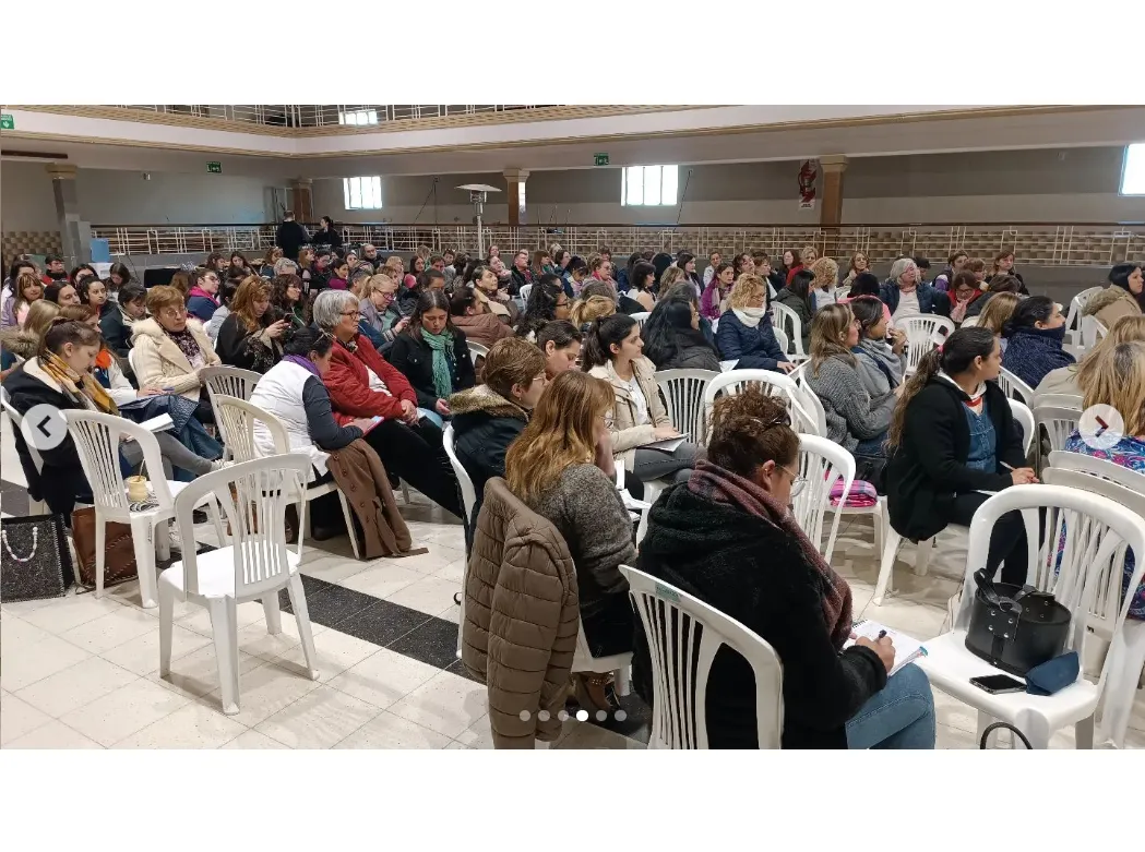 San Vicente Ciudad _ 🔶 RAÍZ EN SAN VICENTE_ UNOS 500 DOCENTES SE CAPACITARON EN SAN VICENTE 👨🏻‍🏫🏫 Este martes 27 de agosto, en el Salón Pte. Sarmiento, se… _ Instagram - Google Chrome 29_8_2024 10_39_13