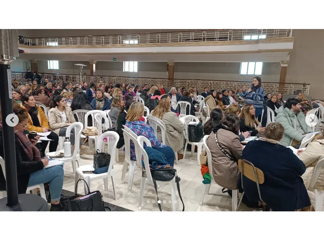 San Vicente Ciudad _ 🔶 RAÍZ EN SAN VICENTE_ UNOS 500 DOCENTES SE CAPACITARON EN SAN VICENTE 👨🏻‍🏫🏫 Este martes 27 de agosto, en el Salón Pte. Sarmiento, se… _ Instagram - Google Chrome 29_8_2024 10_39_11