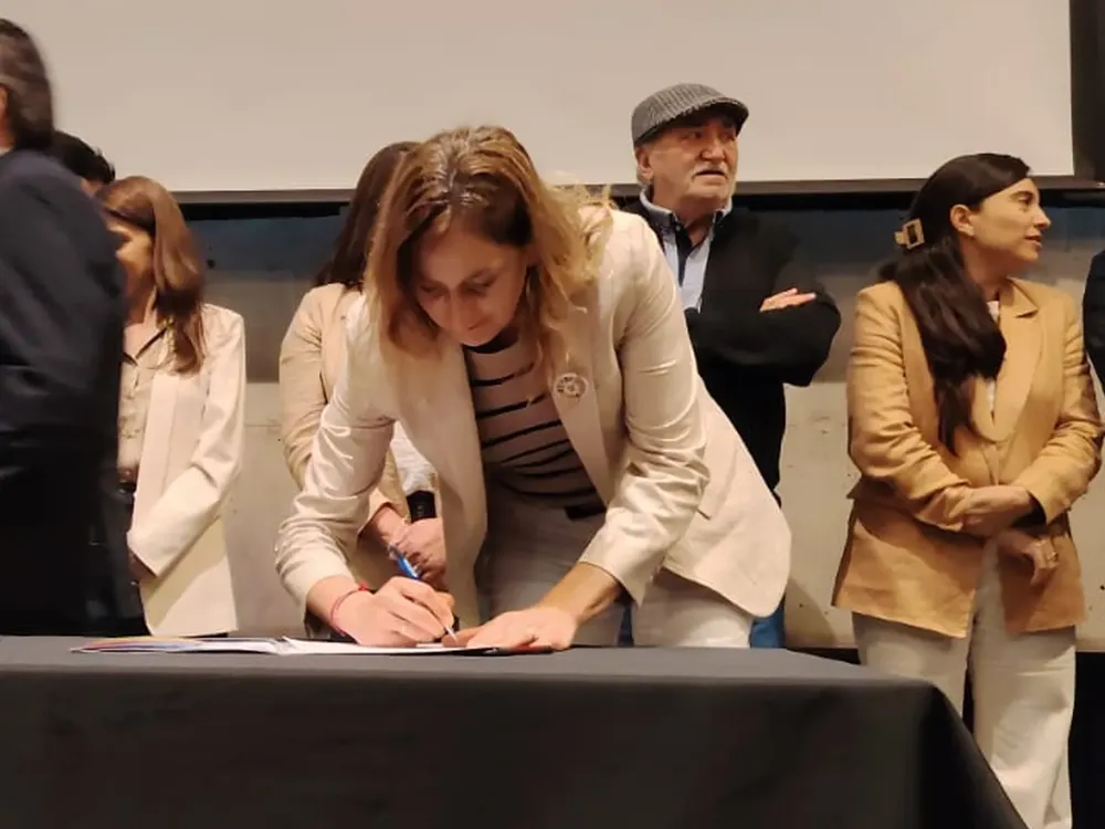 Evangelina Vigna firma compromiso con Foro