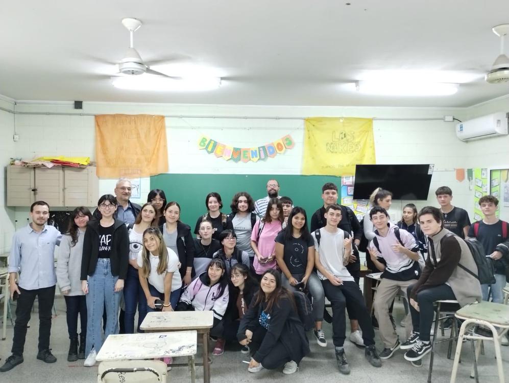 ALcides Calvo y Alumnos de la escuela 25 de Mayo