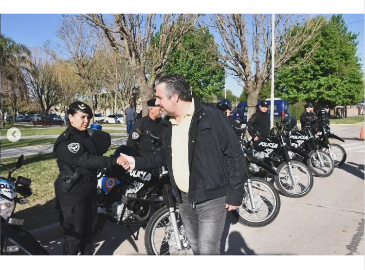 Gobierno de Santa Fe _ Nuevos móviles para patrullaje policial en el Depto. #SanLorenzo En San Jerónimo Sud, se entregaron 9 automóviles y 12 motos por el… _ Instagram - Google Chrome 20_9_2024 22_57_59