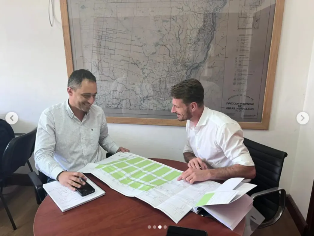 San Vicente Ciudad _ 🔶 REUNIÓN CON EL SECRETARIO DE RECURSOS HÍDRICOS SOBRE PROYECTO DE DESAGÜE EN BARRIO PRADOS 🚧 El intendente Gonzalo Aira se reunió con el s… _ Instagram - Google Chrome 22_10_2024 22_50_22