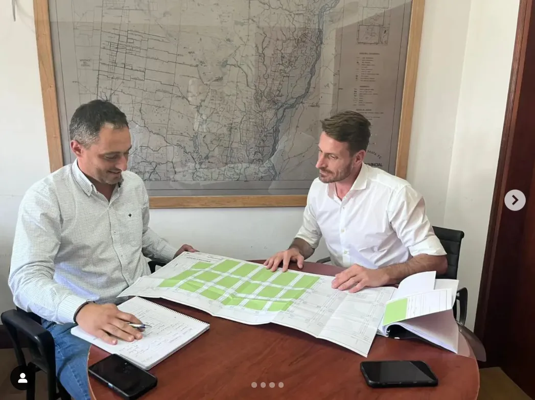 San Vicente Ciudad _ 🔶 REUNIÓN CON EL SECRETARIO DE RECURSOS HÍDRICOS SOBRE PROYECTO DE DESAGÜE EN BARRIO PRADOS 🚧 El intendente Gonzalo Aira se reunió con el s… _ Instagram - Google Chrome 22_10_2024 22_50_09