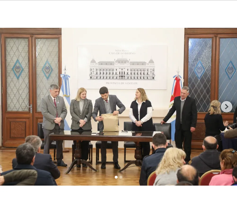 Gobierno de Santa Fe _ Fortalecimiento del sistema sanitario en toda la provincia_ licitación para la compra de 150 ambulancias y minibuses 🚑 Se llevó adelante … _ Instagram - Google Chrome 22_8_2024 13_22_49