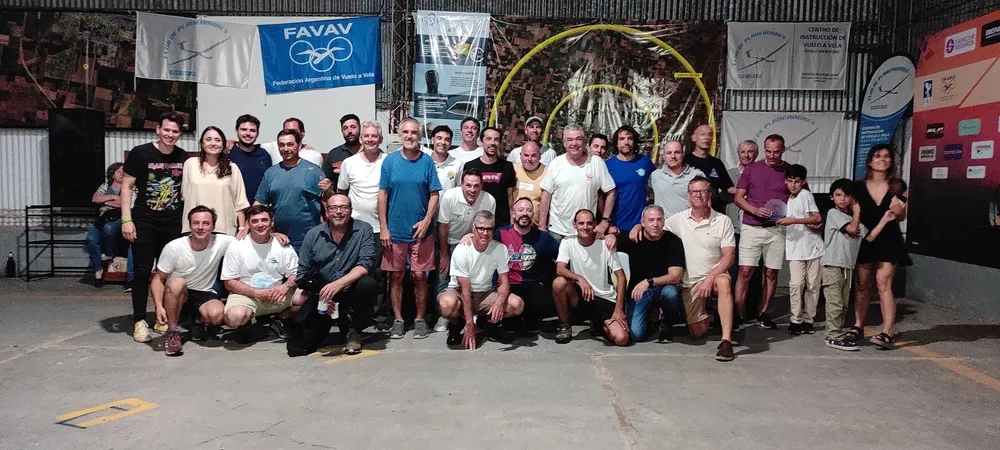 GRUPO DE PILOTOS EN ACTO DE CIERRE CAMPEONATO - 15-11-25