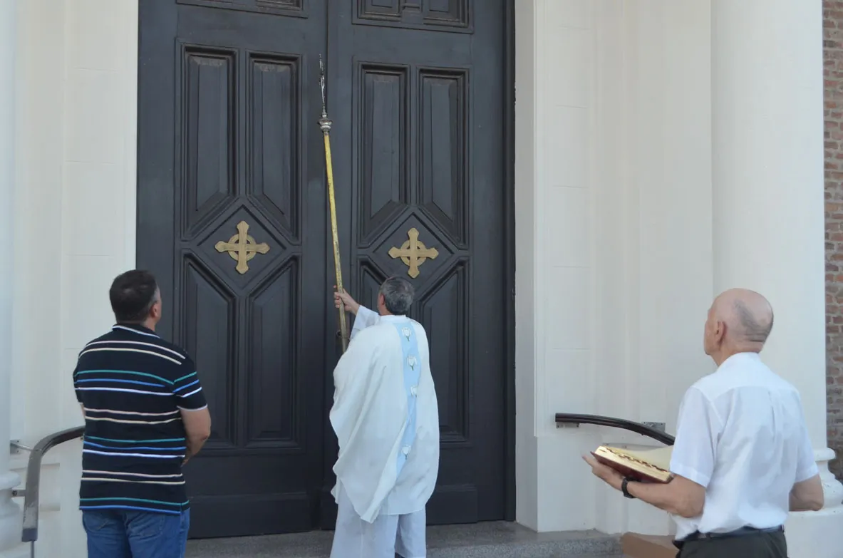 Jubileo golpe cruz para abrir puerta