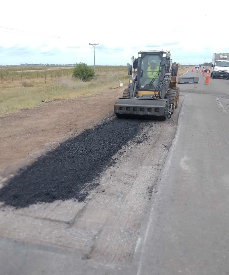 RN 33 - TRABAJOS DE BACHEO Y CONSERVACION KM 611- 15-3-23 (3)
