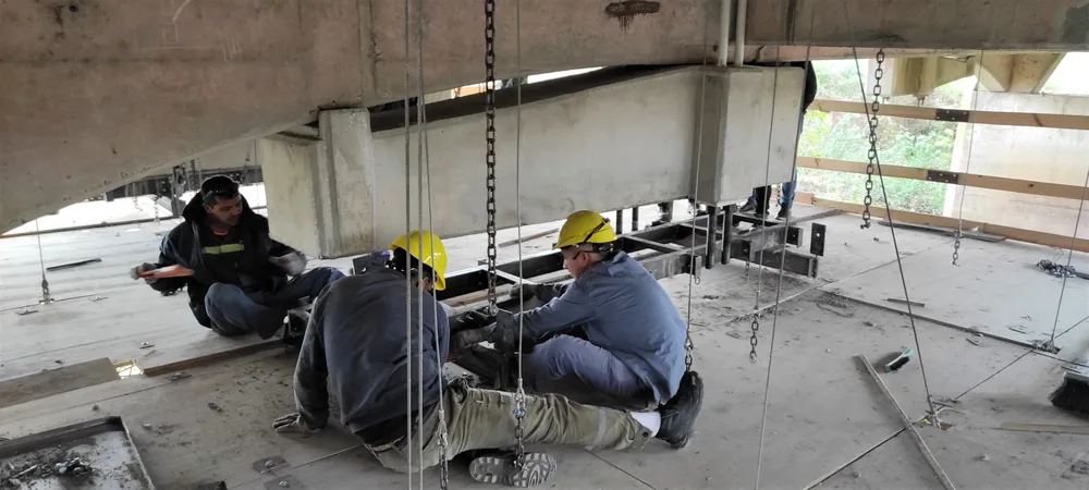 RN 11 - INSTALACION FINAL MENSULAS EN DOS APOYOS DEL PUENTE CARRETERO - ... (2)