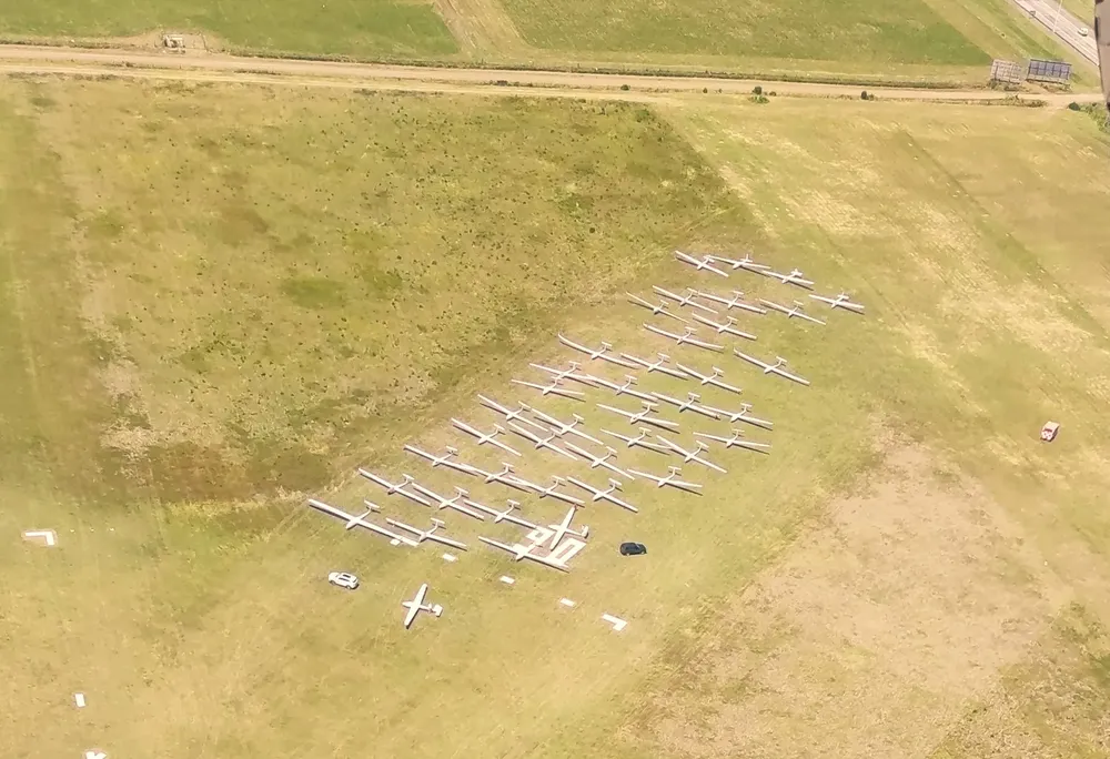 PLANEADORES EN PISTA A LA ESPERA DE LOS DESPEGUES - CP RAFAELA 13-11-25