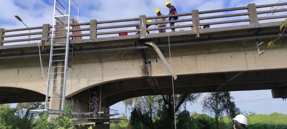 RN 11 -  AVANZA EL MONTAJE DE ANDAMIOS EN LA REPARACION DEL PUENTE CARRE... (2)