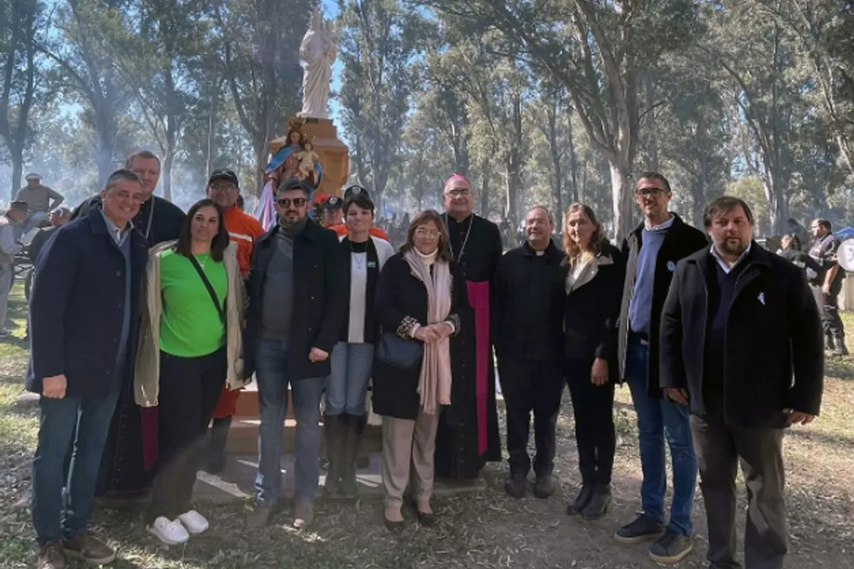 Vignaud autoridades en monumento patrona agro