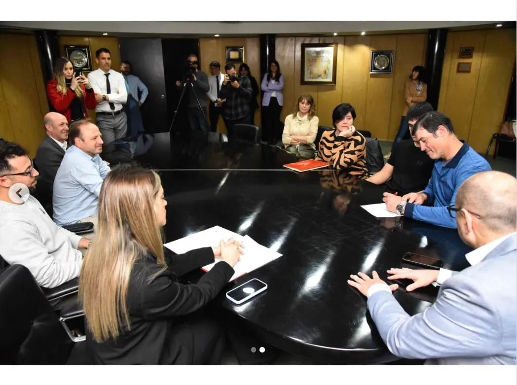 Gobierno de Santa Fe _ #CréditosNido_ primera entrega de los créditos hipotecarios 🏘️ El ministro de Obras Públicas, Lisandro Enrico; el secretario de Hábitat y … _ Instagram - Google Chrome 3_9_2024 15_16_48