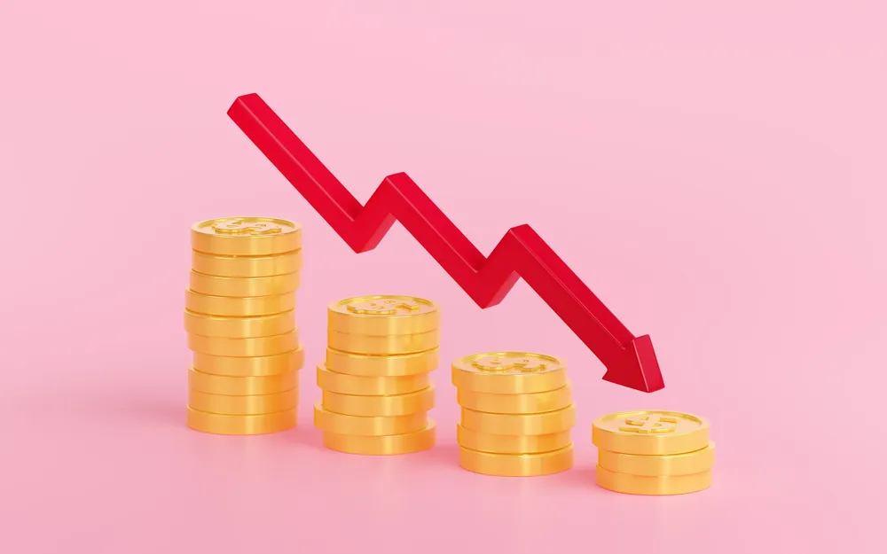 3d-render-arrow-chart-going-down-coins-stacks