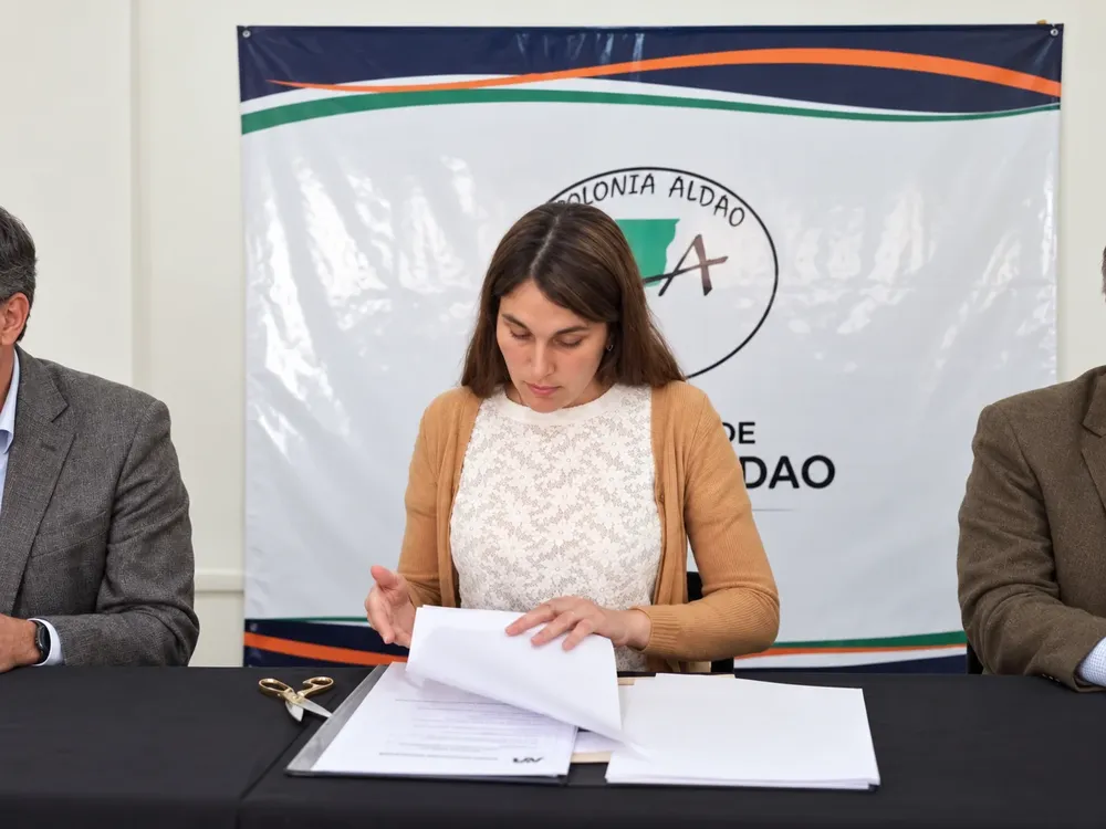 Firma de documentos en Colonia Aldao