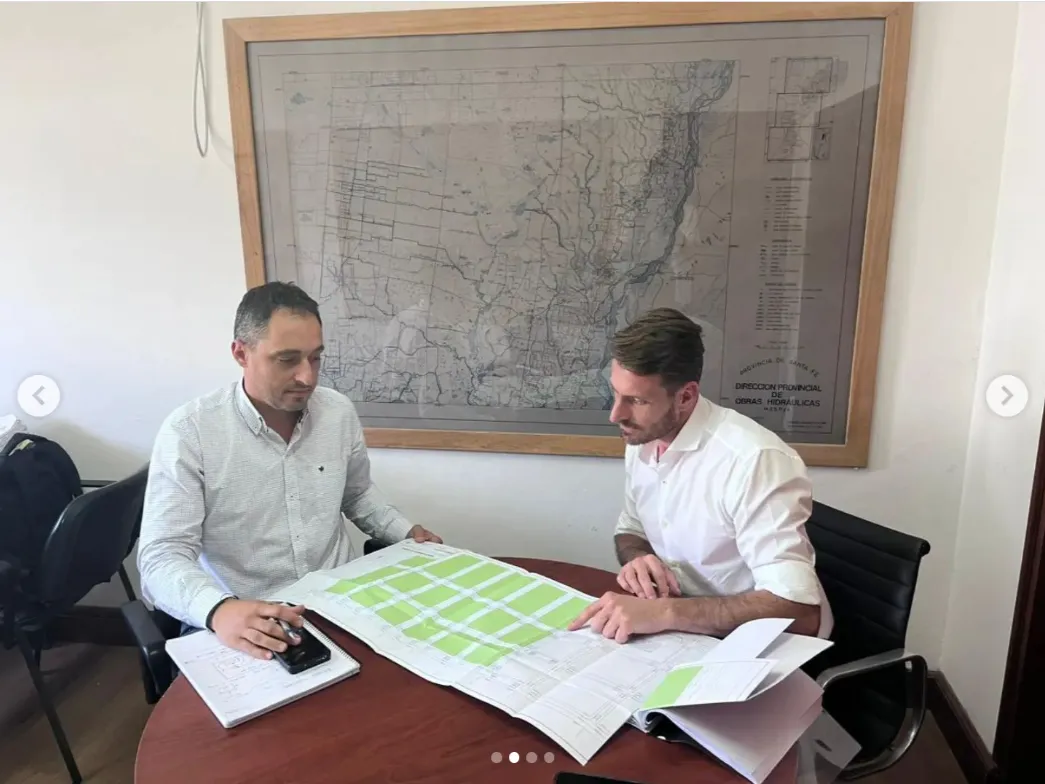 San Vicente Ciudad _ 🔶 REUNIÓN CON EL SECRETARIO DE RECURSOS HÍDRICOS SOBRE PROYECTO DE DESAGÜE EN BARRIO PRADOS 🚧 El intendente Gonzalo Aira se reunió con el s… _ Instagram - Google Chrome 22_10_2024 22_50_18