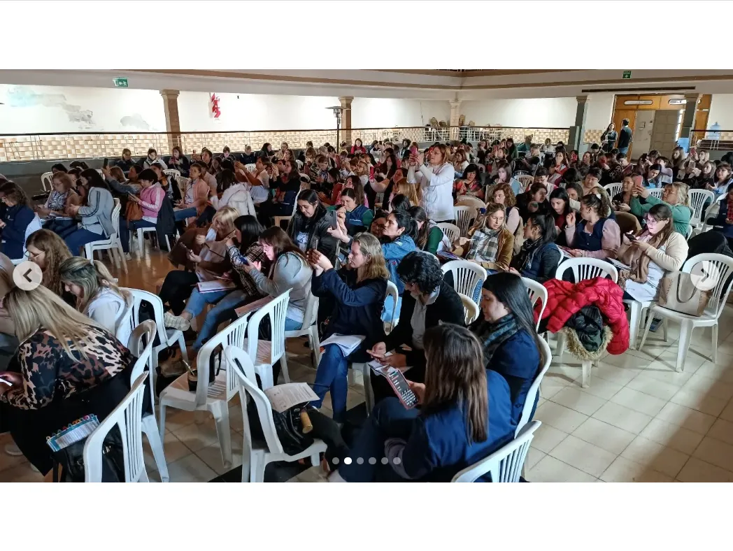 San Vicente Ciudad _ 🔶 RAÍZ EN SAN VICENTE_ UNOS 500 DOCENTES SE CAPACITARON EN SAN VICENTE 👨🏻‍🏫🏫 Este martes 27 de agosto, en el Salón Pte. Sarmiento, se… _ Instagram - Google Chrome 29_8_2024 10_39_07