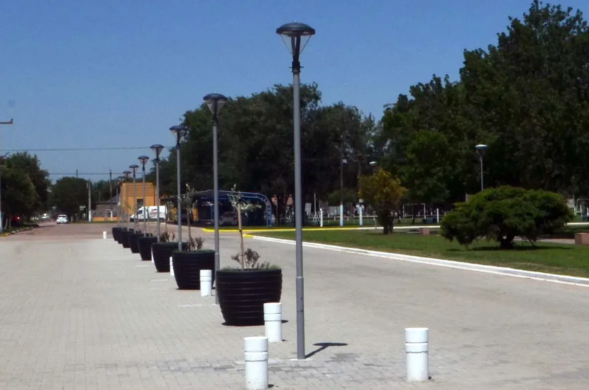 Iluminación nueva cuadra con adoquinado