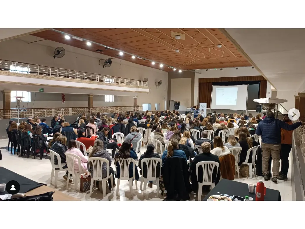 San Vicente Ciudad _ 🔶 RAÍZ EN SAN VICENTE_ UNOS 500 DOCENTES SE CAPACITARON EN SAN VICENTE 👨🏻‍🏫🏫 Este martes 27 de agosto, en el Salón Pte. Sarmiento, se… _ Instagram - Google Chrome 29_8_2024 10_39_00