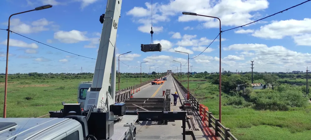 RN 11 - CONTINUA LA INSTALACION DEL PUENTE BAILEY SOBRE EL PUENTE CARRET...