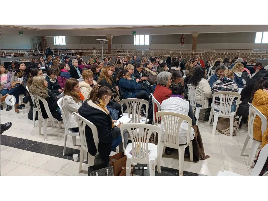 San Vicente Ciudad _ 🔶 RAÍZ EN SAN VICENTE_ UNOS 500 DOCENTES SE CAPACITARON EN SAN VICENTE 👨🏻🏫🏫 Este martes 27 de agosto, en el Salón Pte. Sarmiento, se… _ Instagram - Google Chrome 29_8_2024 10_39_18