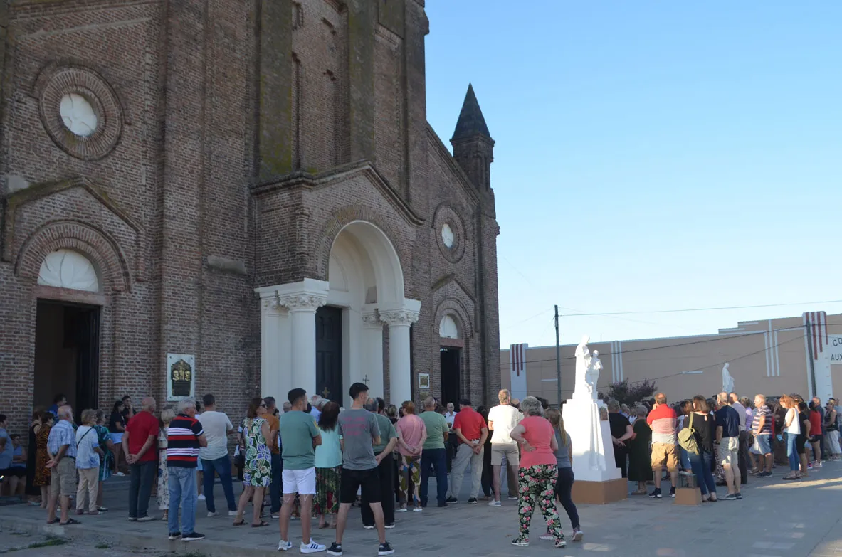 Jubileo peregrinos concentrandose frente a la basilica