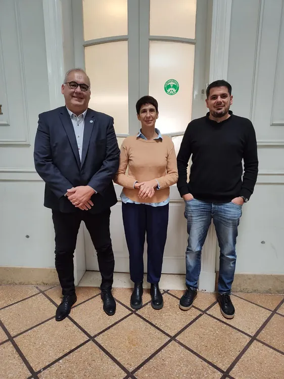 33323986-f467-445b-85ce-fa6d36d83cd9