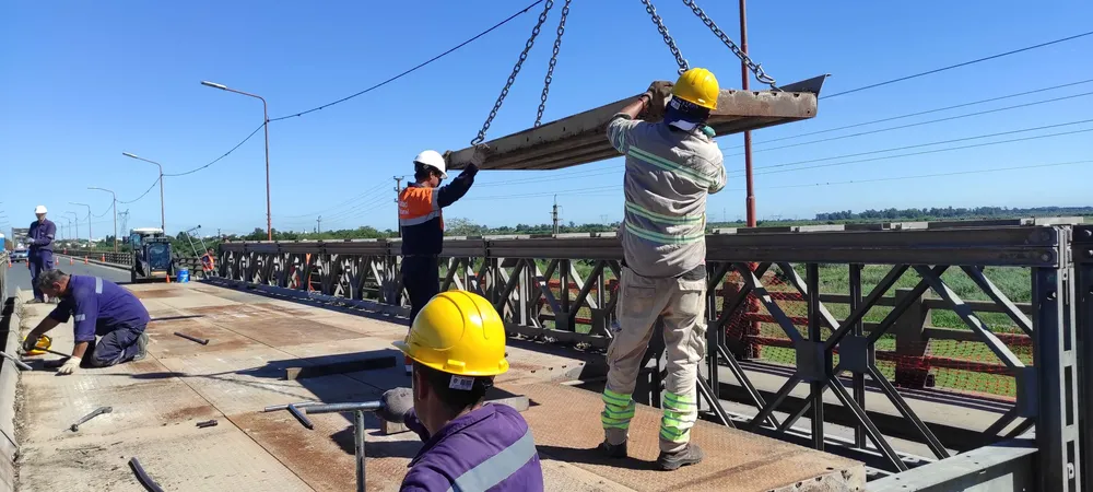 RN 11 - AVANZA LA INSTALACIÓN DEL PUENTE DE EMERGENCIA SOBRE EL CARRETER...